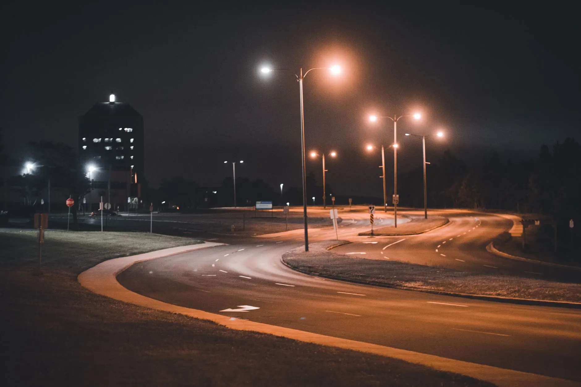 城市道路照明工程灯具选型对比：钠灯与LED节能方案