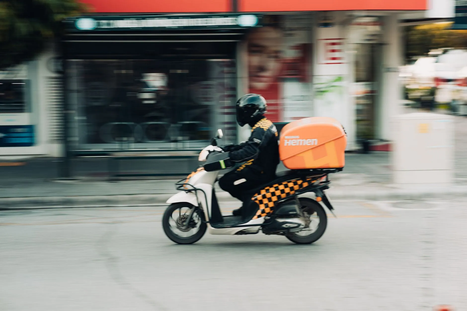 市政工程灯杆选型要点：高邮瑞旺照明器材应用对比