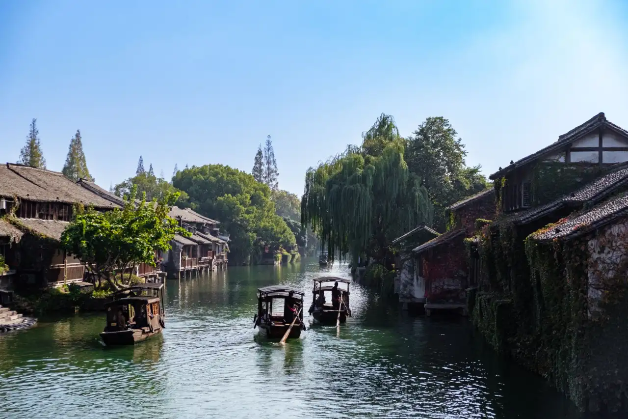 太阳能路灯与LED路灯在市政工程中的技术对比分析