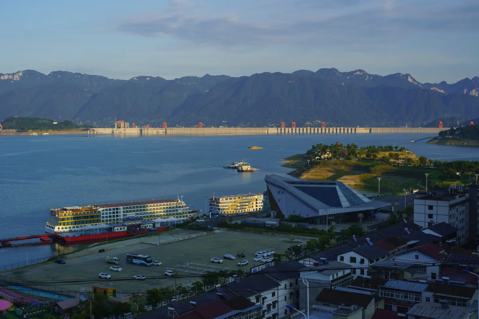 长三角市政工程道路照明灯具选型要点与节能趋势分析